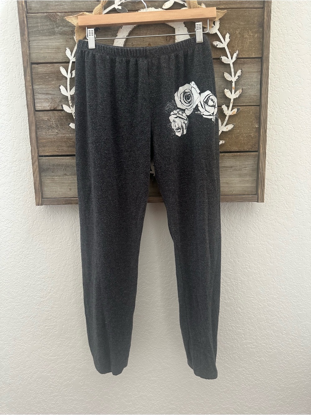 WildFox Cozy Dark Gray Lounge Pants with White‎ Floral Accent size large